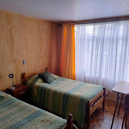 Hostal Y Residencial El Mundial Puerto Natales Bagian luar foto