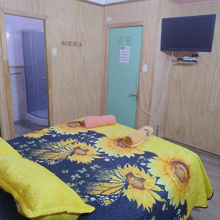 Hostal Y Residencial El Mundial Puerto Natales Bagian luar foto