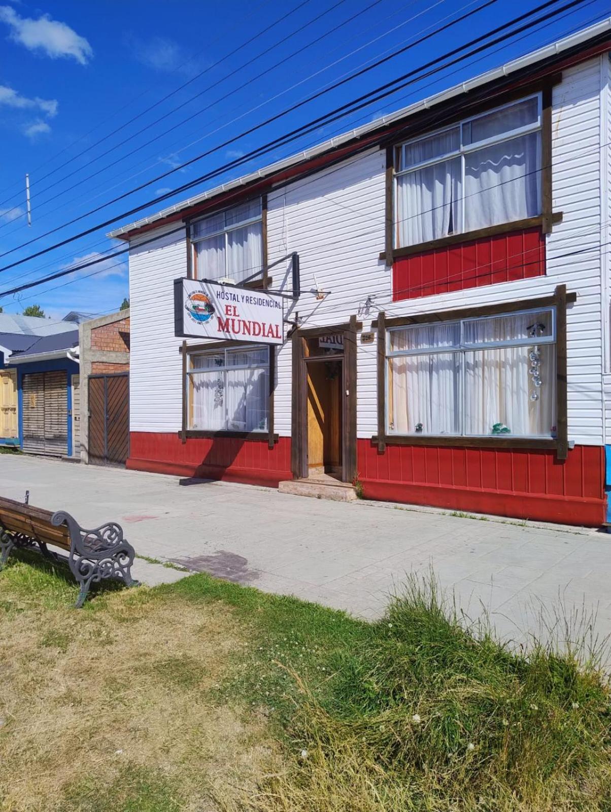 Hostal Y Residencial El Mundial Puerto Natales Bagian luar foto