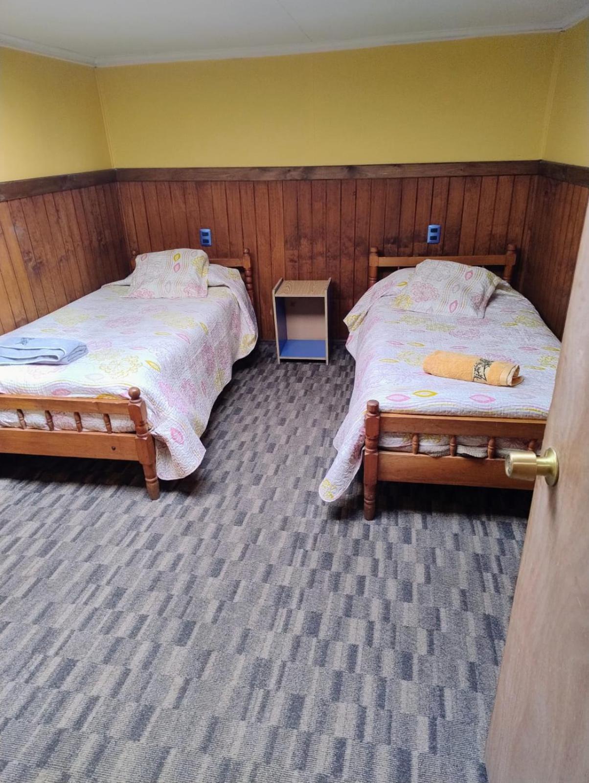 Hostal Y Residencial El Mundial Puerto Natales Bagian luar foto